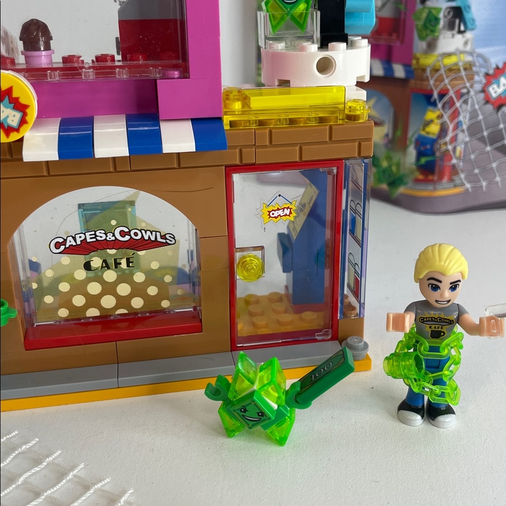 Lego Super Hero Girls Cafe Escape Playset  41231 - Picture 3 of 10